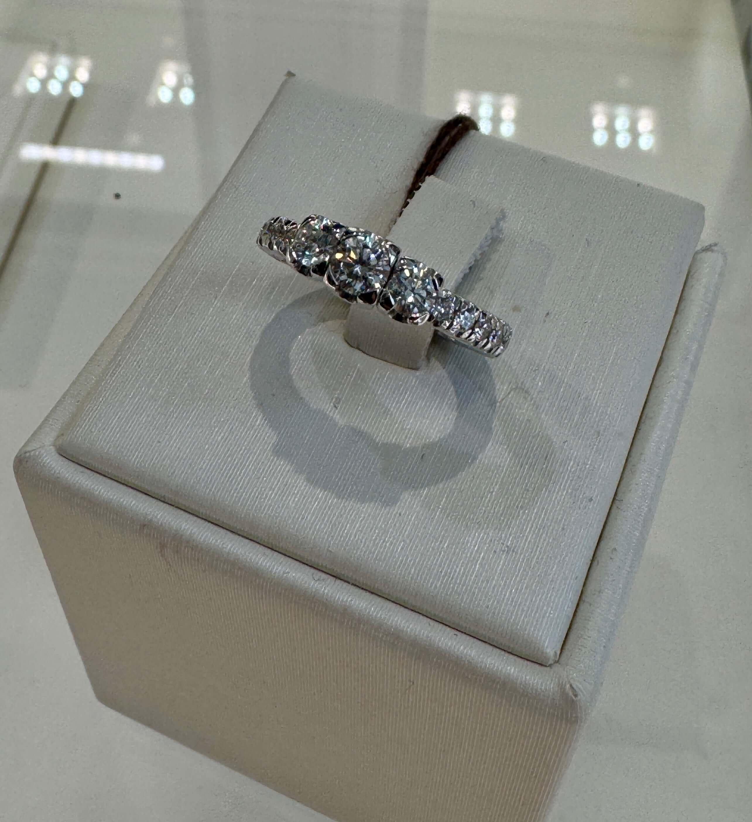 Hulchi Belluni Tresor Collection 18KT White Gold ring with diamonds 20186-WW - Image 2